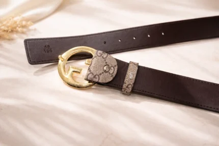Gucci Blondie GG Supreme beige and ebony canvas belt with gold toned interlocking G logo buckle for women (2)